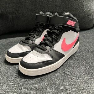 Nike Kids Mid-Top Sneakers in Black, White & Pink